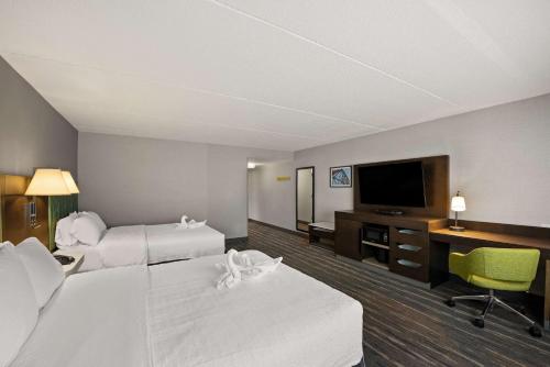 Habitación con 2 camas grandes - No fumadores del hotel Hampton Inn and Suites Poughkeepsie. Foto 4