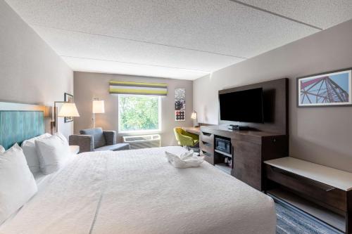 Habitación con cama extragrande y ducha - No fumadores del hotel Hampton Inn and Suites Poughkeepsie