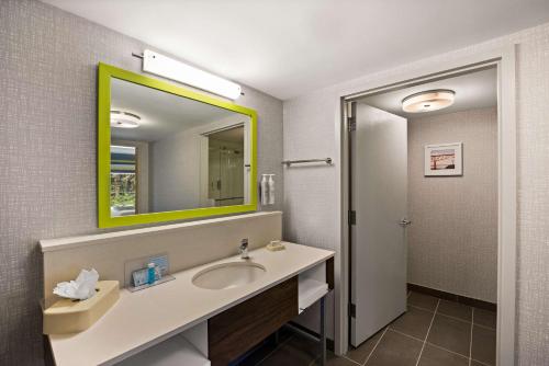Habitación con cama extragrande y ducha - No fumadores del hotel Hampton Inn and Suites Poughkeepsie. Foto 1