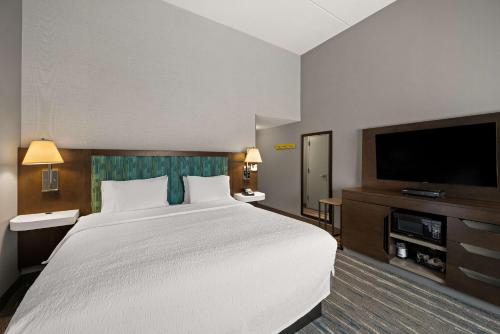 Habitación con cama extragrande y ducha - No fumadores del hotel Hampton Inn and Suites Poughkeepsie. Foto 3