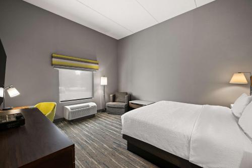 Habitación con cama extragrande y ducha - No fumadores del hotel Hampton Inn and Suites Poughkeepsie. Foto 4