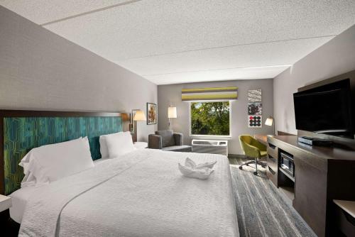 Habitación con cama extragrande y ducha - No fumadores del hotel Hampton Inn and Suites Poughkeepsie. Foto 5