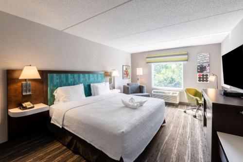 Habitación con cama extragrande y ducha - No fumadores del hotel Hampton Inn and Suites Poughkeepsie. Foto 7