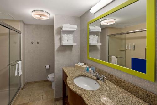 Habitación con cama extragrande y ducha - No fumadores del hotel Hampton Inn and Suites Poughkeepsie. Foto 9