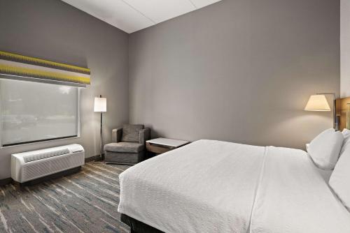 Habitación con cama extragrande y ducha - No fumadores del hotel Hampton Inn and Suites Poughkeepsie. Foto 10