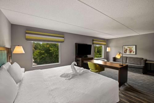 King Room with Sofa Bed and Study - Non - Smoking del hotel Hampton Inn and Suites Poughkeepsie. Foto 1