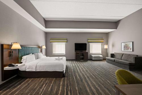 King Room with Sofa Bed and Study - Non - Smoking del hotel Hampton Inn and Suites Poughkeepsie. Foto 2