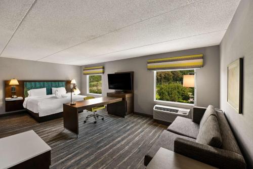 King Room with Sofa Bed and Study - Non - Smoking del hotel Hampton Inn and Suites Poughkeepsie. Foto 3