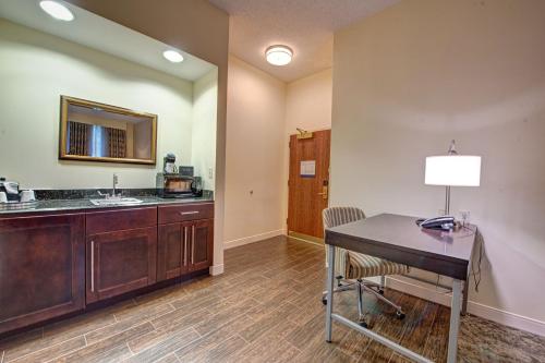 Suite Estudio Doble con sofá cama - 1 cama grande del hotel Hampton Inn and Suites Rockville Centre. Foto 6