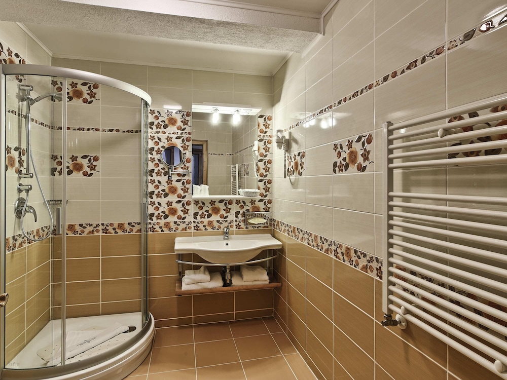 Suite Junior del hotel Mercure Sighisoara Binderbubi - and Spa. Foto 1