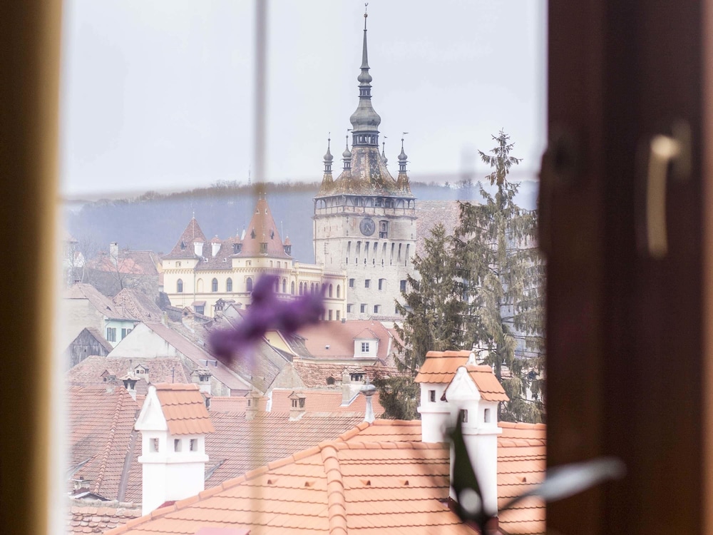 Suite Presidential con 2 camas king size del hotel Mercure Sighisoara Binderbubi - and Spa. Foto 3