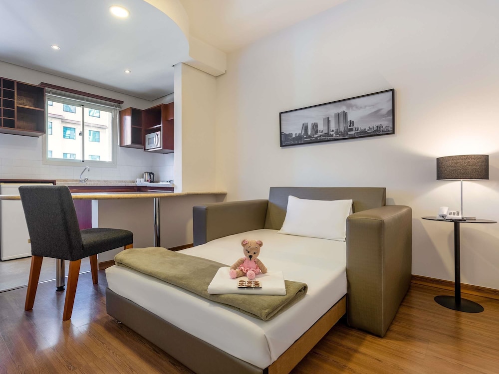 Apartamento Privilege con una cama doble del hotel Mercure São Paulo Jk. Foto 16