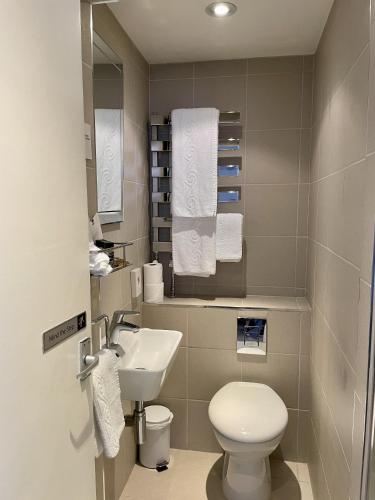 Habitación Doble Estándar - 2 camas del hotel The Windermere , London. Foto 5