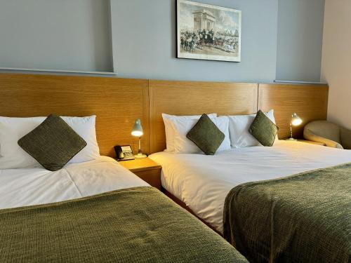 Habitación Triple con ducha del hotel The Windermere , London. Foto 1