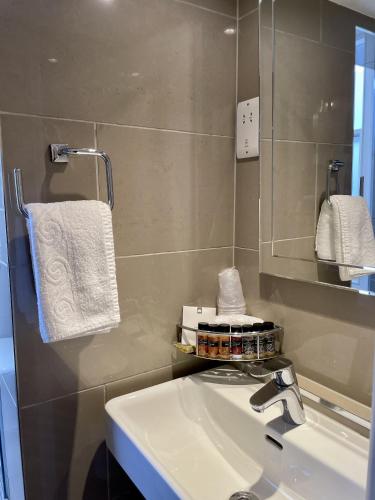 Habitación Triple con ducha del hotel The Windermere , London. Foto 3