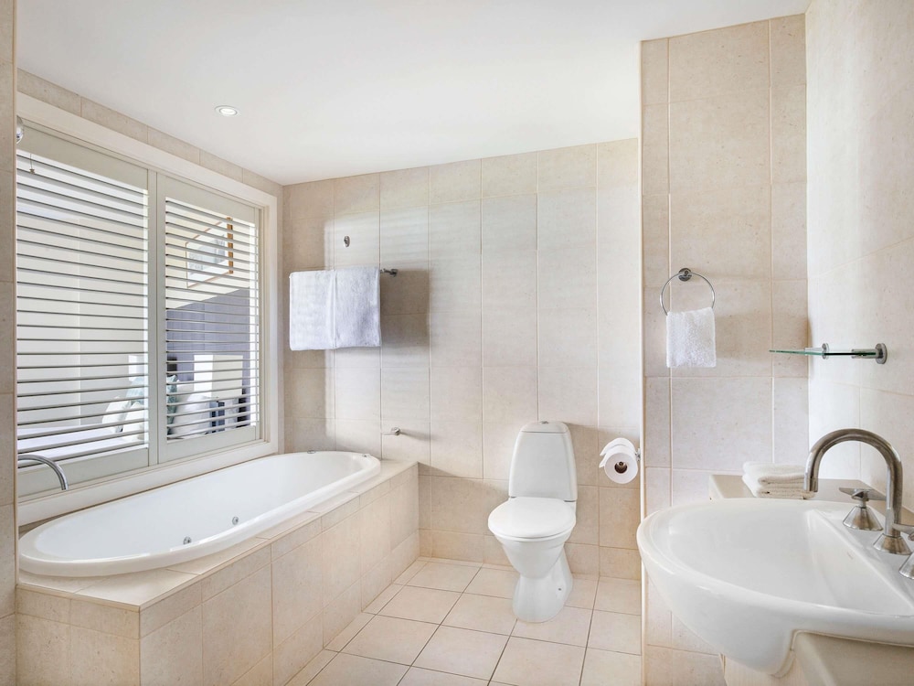 Suite con 1 Dormitorio, Spa y Vistas a la Piscina del hotel Mantra On Salt Beach. Foto 5
