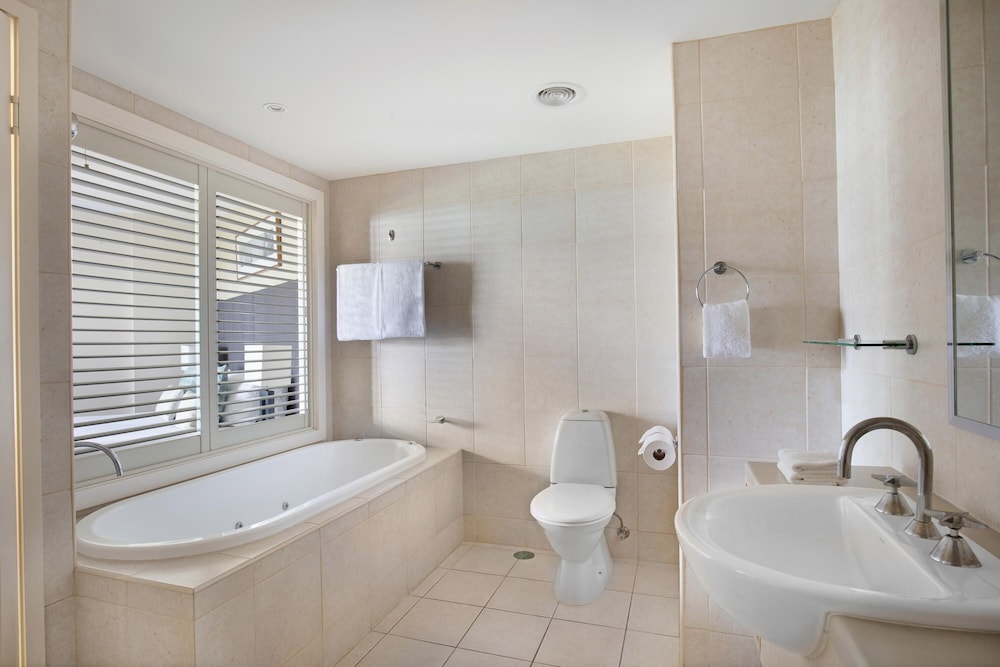 Suite con 1 Dormitorio, Spa y Vistas a la Piscina del hotel Mantra On Salt Beach. Foto 9