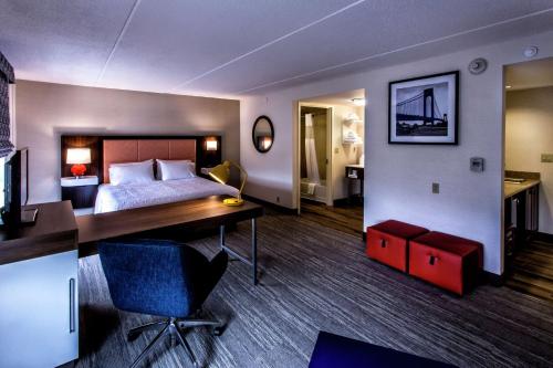 Suite Estudio con cama extragrande y sofá cama - No fumadores del hotel Hampton Inn and Suites Staten Island. Foto 1