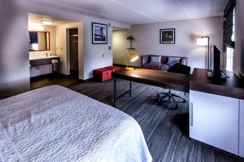 Suite Estudio con cama extragrande y sofá cama - No fumadores del hotel Hampton Inn and Suites Staten Island. Foto 3