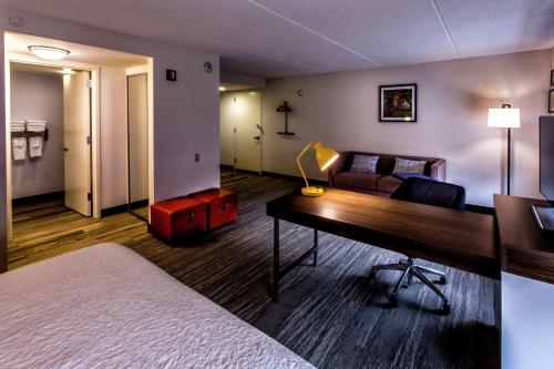 Estudio con cama extragrande y ducha accesible en silla de ruedas - Adaptado para personas con discapacidad auditiva/movilidad reducida - No fumadores del hotel Hampton Inn and Suites Staten Island