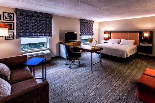 Estudio con cama extragrande y ducha accesible en silla de ruedas - Adaptado para personas con discapacidad auditiva/movilidad reducida - No fumadores del hotel Hampton Inn and Suites Staten Island. Foto 1