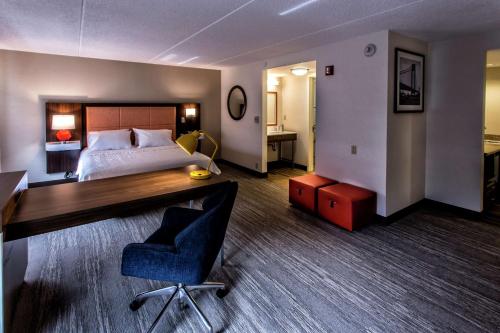 Estudio con cama extragrande y ducha accesible en silla de ruedas - Adaptado para personas con discapacidad auditiva/movilidad reducida - No fumadores del hotel Hampton Inn and Suites Staten Island. Foto 2