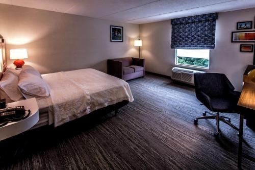 Habitación con cama extragrande y bañera accesible - Adaptada para personas con movilidad reducida y discapacidad auditiva - No fumadores del hotel Hampton Inn and Suites Staten Island. Foto 1