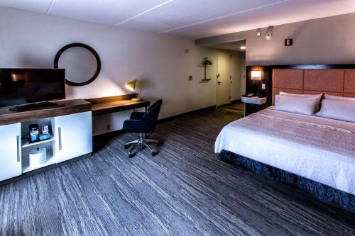 Habitación con cama extragrande y bañera accesible - Adaptada para personas con movilidad reducida y discapacidad auditiva - No fumadores del hotel Hampton Inn and Suites Staten Island. Foto 2