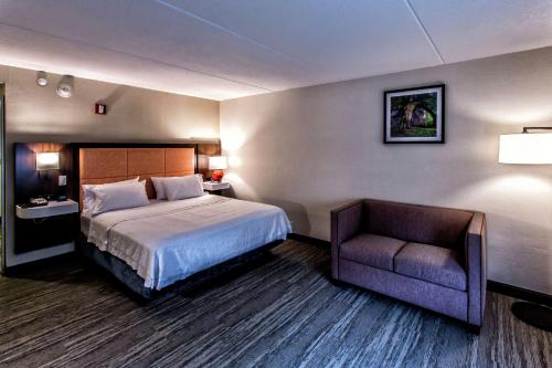 Habitación con cama extragrande y bañera accesible - Adaptada para personas con movilidad reducida y discapacidad auditiva - No fumadores del hotel Hampton Inn and Suites Staten Island. Foto 3