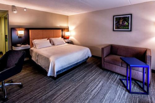 Habitación Doble - Cama extragrande - No fumadores del hotel Hampton Inn and Suites Staten Island. Foto 1
