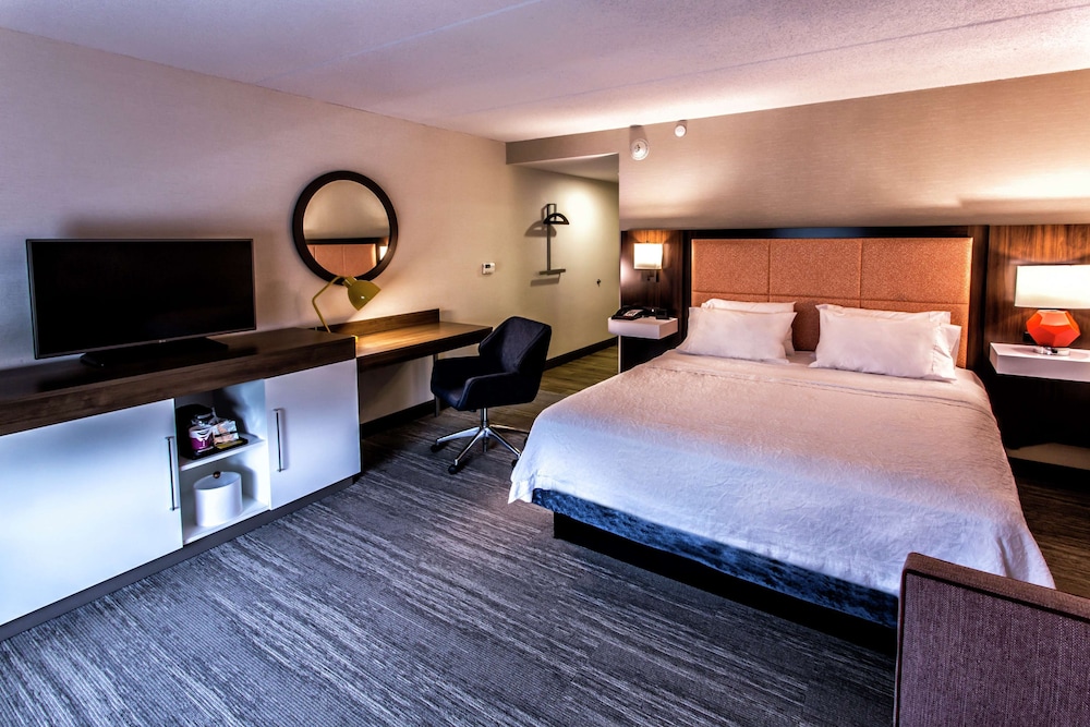 Habitación, 1 cama de matrimonio grande del hotel Hampton Inn and Suites Staten Island. Foto 2