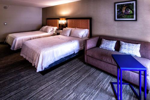 Suite con dos camas Queen del hotel Hampton Inn and Suites Staten Island