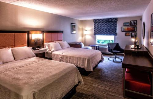 Suite con dos camas Queen del hotel Hampton Inn and Suites Staten Island. Foto 1
