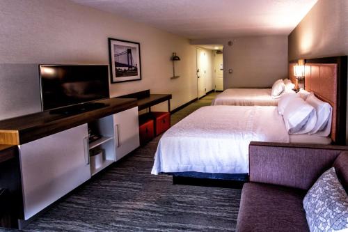 Suite con dos camas Queen del hotel Hampton Inn and Suites Staten Island. Foto 2