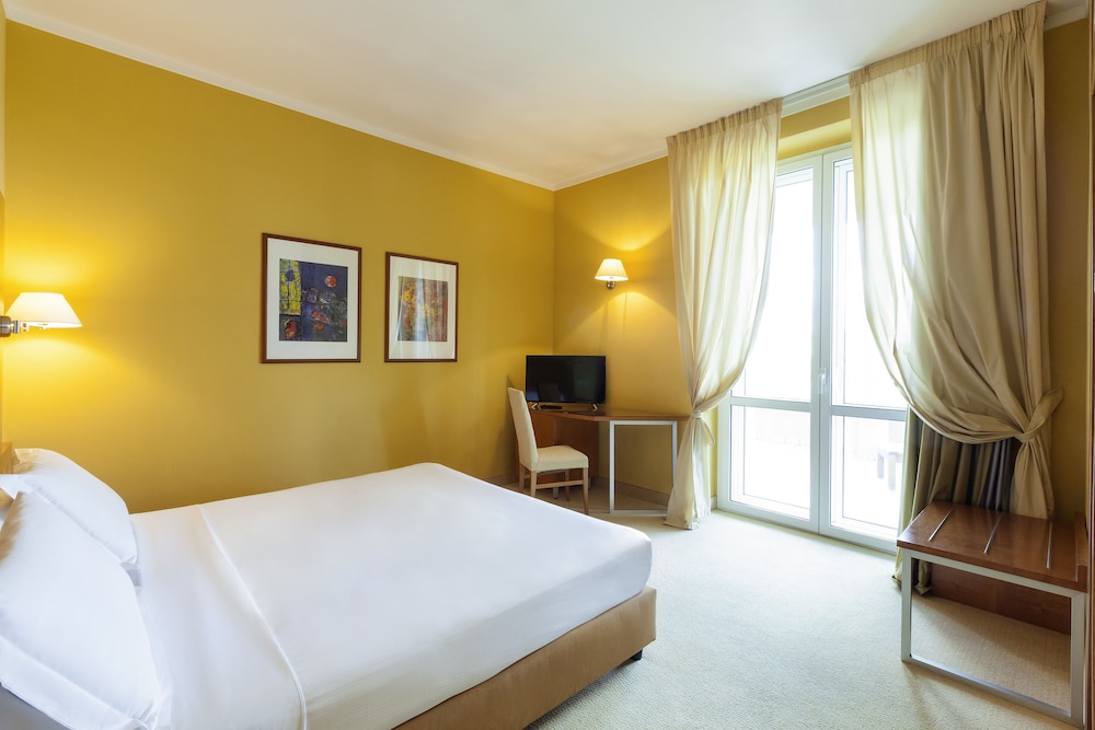 Habitación estándar con dos camas individuales del hotel Ibis Styles Bari Giovinazzo. Foto 1