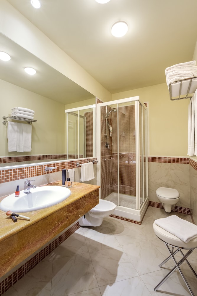 Habitación estándar con dos camas individuales del hotel Ibis Styles Bari Giovinazzo. Foto 4