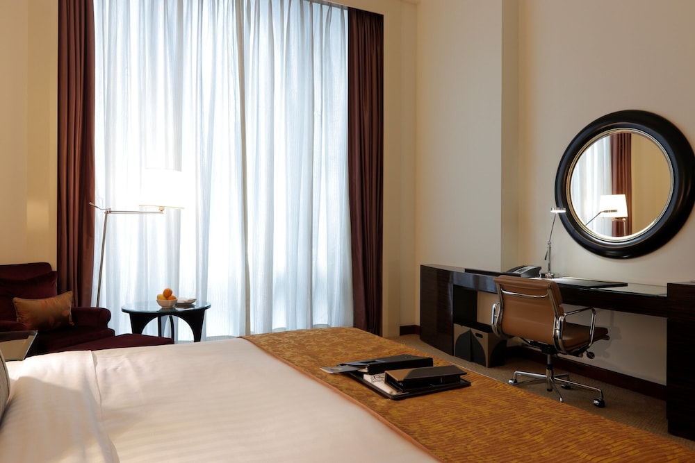Habitación Deluxe Esquinera con cama King del hotel Fairmont Makati. Foto 1