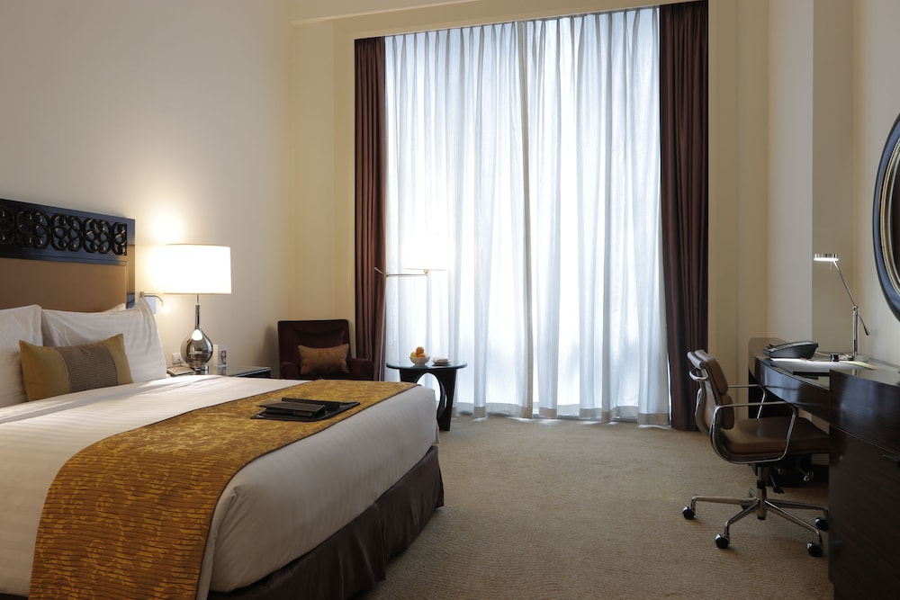 Habitación Deluxe con cama King y vistas a la piscina del hotel Fairmont Makati. Foto 1