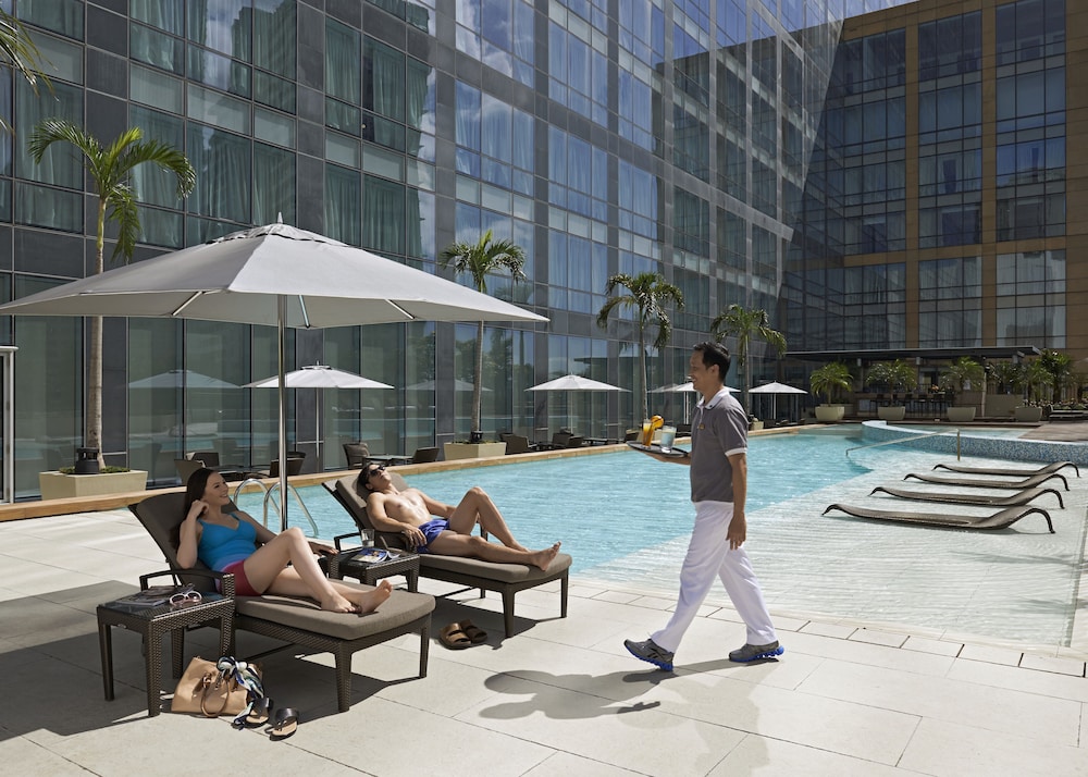 Habitación Deluxe con cama King y vistas a la piscina del hotel Fairmont Makati. Foto 2