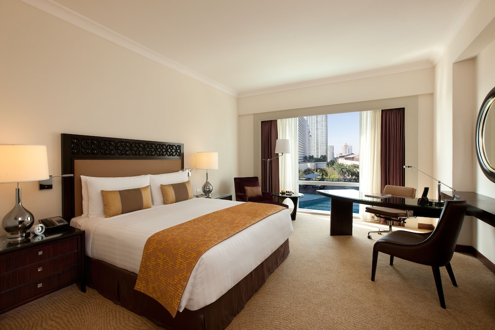 Habitación Deluxe con cama King y vistas a la piscina del hotel Fairmont Makati. Foto 3