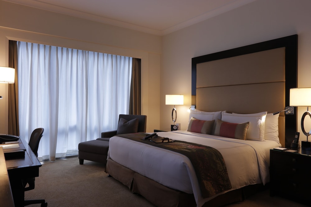 Habitación Fairmont Gold con cama King del hotel Fairmont Makati. Foto 1