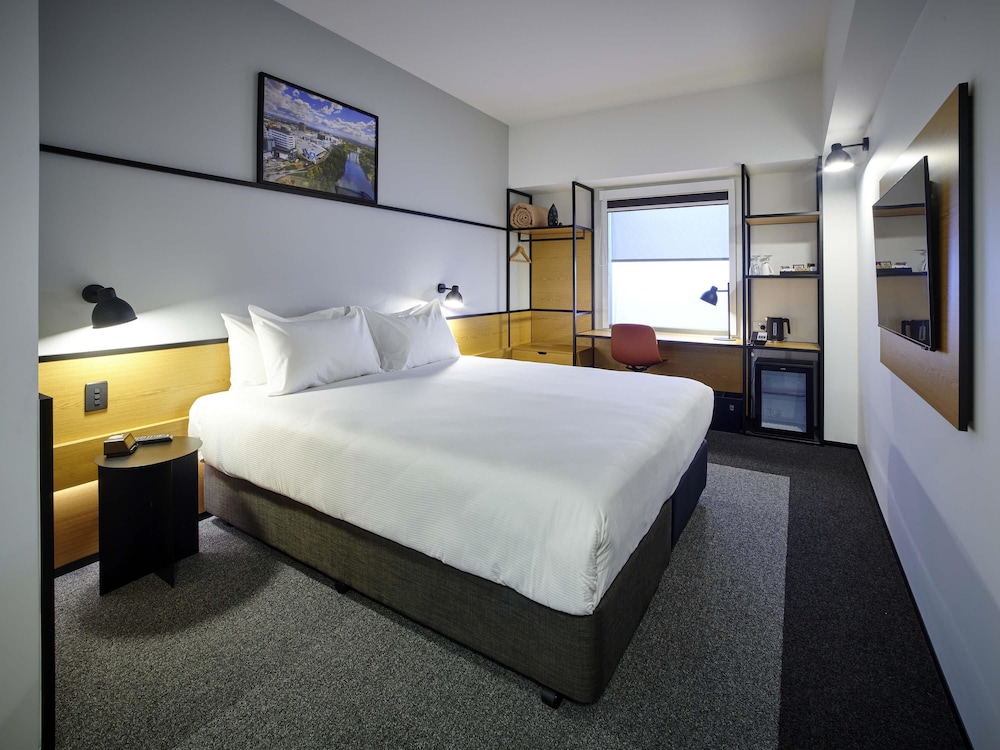 Superior con 1 cama king size junto al río del hotel Ibis Hamilton Tainui. Foto 1