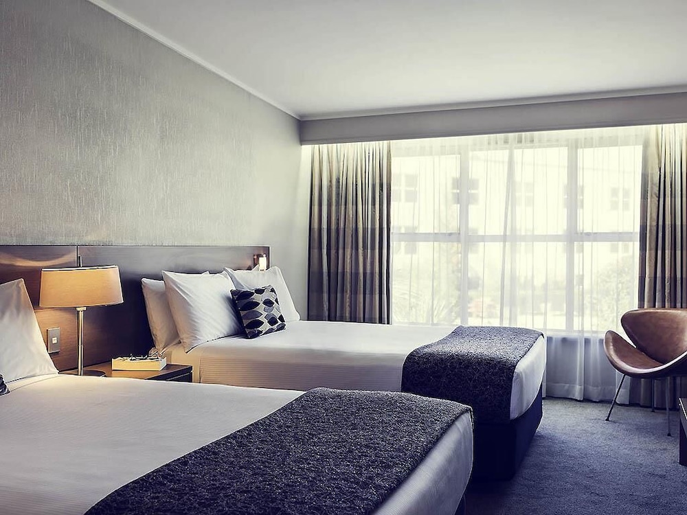 Habitación con vistas al jardín y 2 camas dobles del hotel Mercure Queenstown Resort