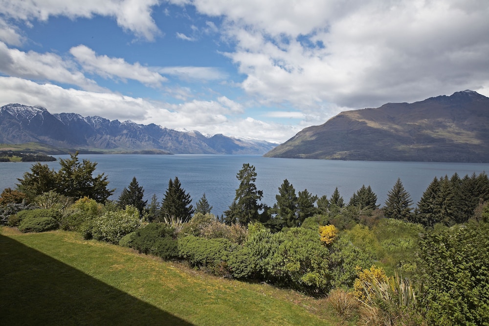 Habitación con vistas al lago y 2 camas queen size del hotel Mercure Queenstown Resort