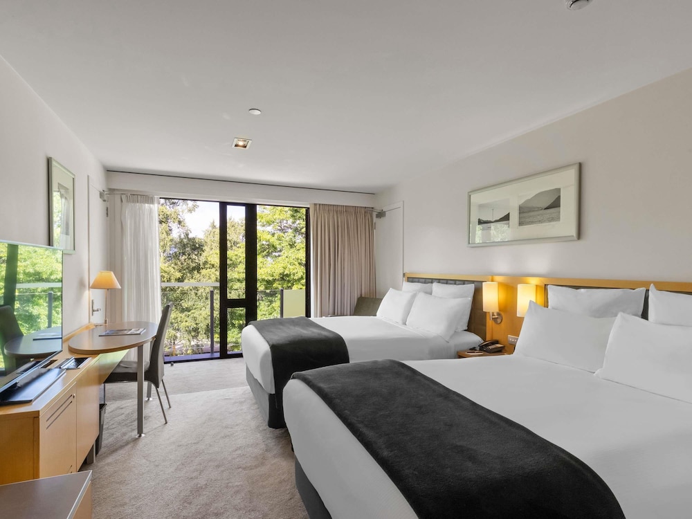 Habitación junto al Lago con Dos Camas Dobles del hotel Novotel Queenstown Lakeside
