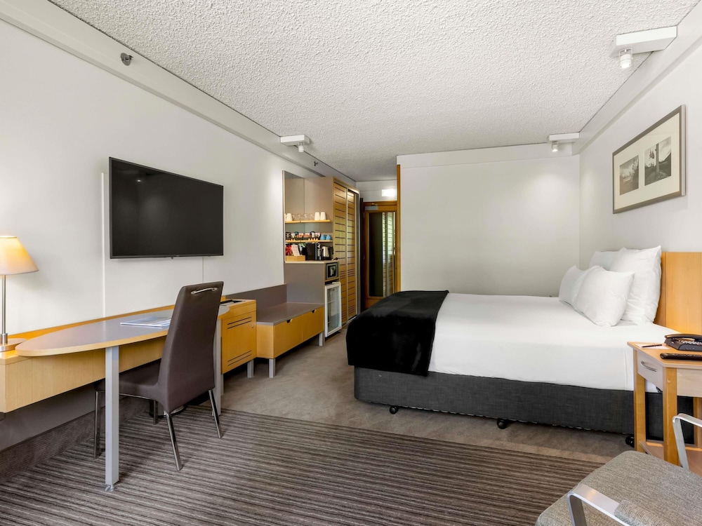Habitación junto al Lago con Una Cama King del hotel Novotel Queenstown Lakeside. Foto 1