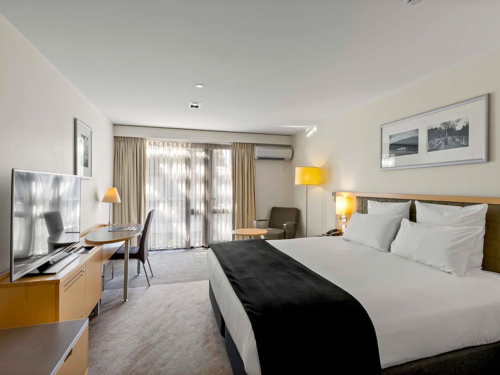 Habitación Estándar con Una Cama Queen y Baño de Acceso Especial del hotel Novotel Queenstown Lakeside. Foto 1