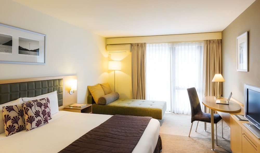 Habitación Estándar con Una Cama Queen y Baño de Acceso Especial del hotel Novotel Queenstown Lakeside. Foto 2