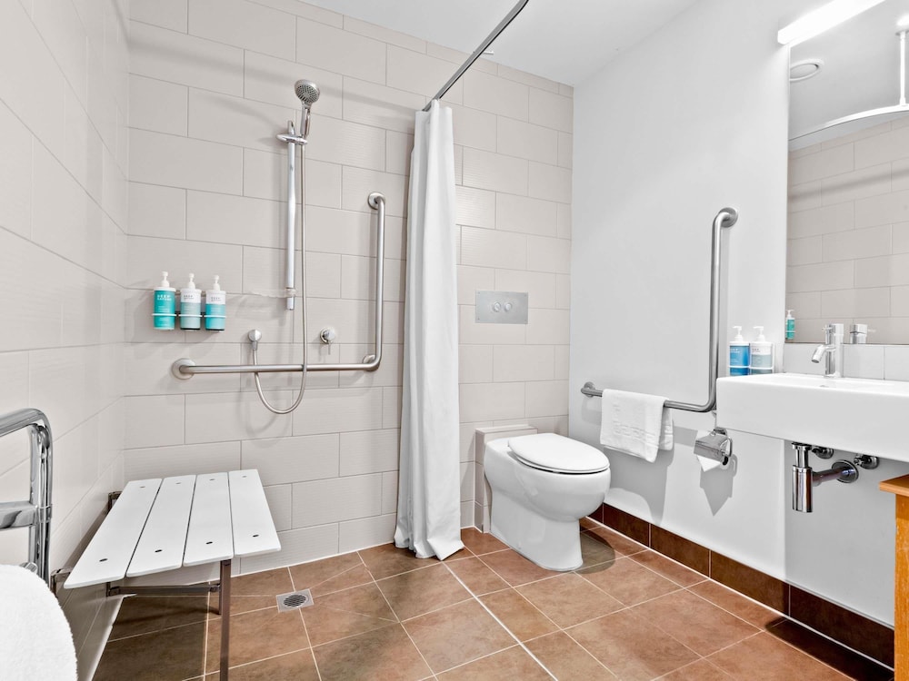 Habitación Estándar con Una Cama Queen y Baño de Acceso Especial del hotel Novotel Queenstown Lakeside. Foto 5