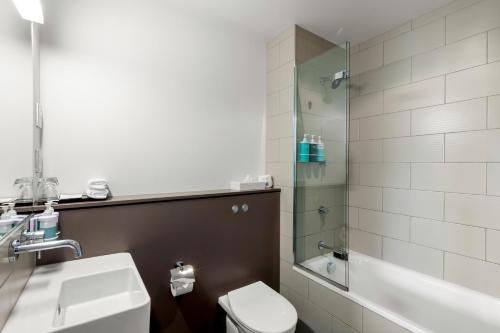 Habitación Estándar con Dos Camas Dobles, Vistas a los Alpes del hotel Novotel Queenstown Lakeside. Foto 12